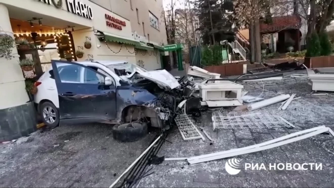 В центре Москвы автомобиль врезался в здание ресторана