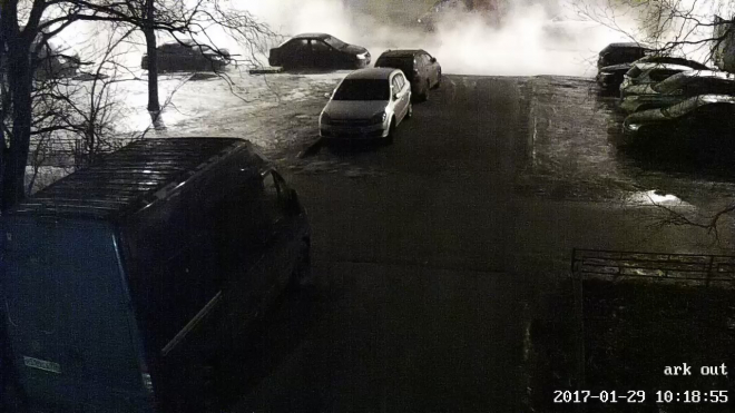 Ночью на Искровском проспекте залило кипятком припаркованные автомобили