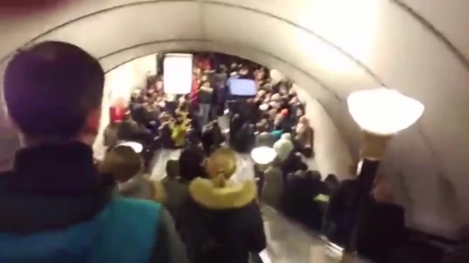 Утренний коллапс на синей ветке метро Петербурга вызвали сломавшиеся светофоры