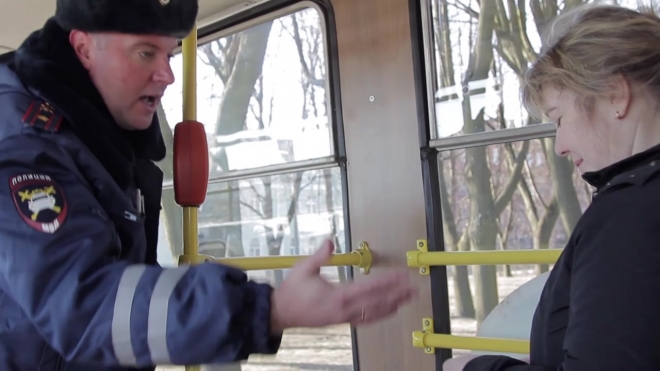"Вежливый" гаишник учил автолюбителей тормозить перед трамвайными остановками