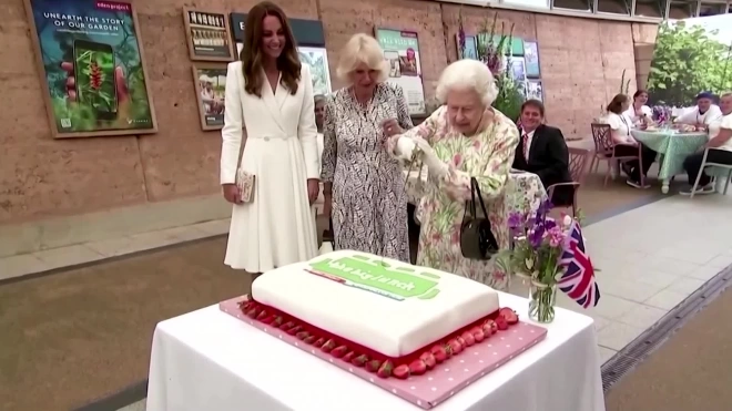 Елизавета II разрезала торт саблей перед саммитом G7