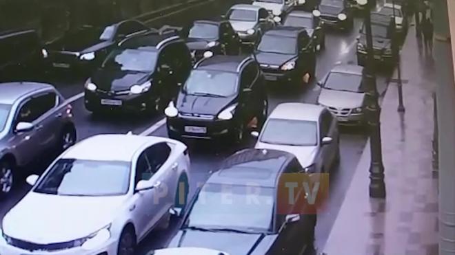 Видео: на Большом проспекте П.С. отвалился кусок фасада
