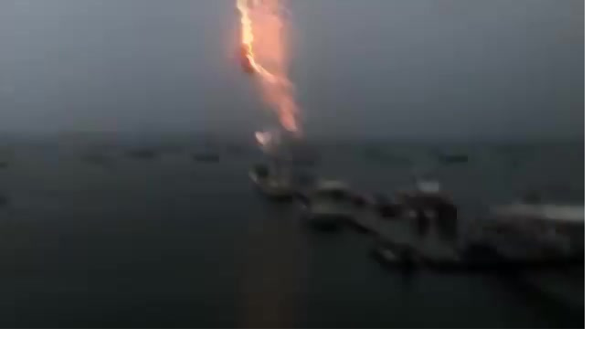 Видео из Бостона: Удар молнии уничтожил дорогую яхту