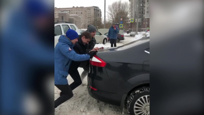 Появилось видео того, как депутат Боярский вытаскивал свою машину из снежного плена на Ваське