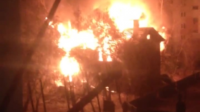 Очевидец снял горящий дом в Перми