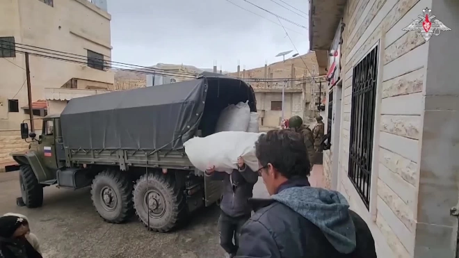 Минобороны: российские военнослужащие передали гуманитарную помощь жителям сирийской Афры