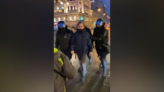 В МВД извинились перед женщиной, которую силовик ударил в живот в Петербурге