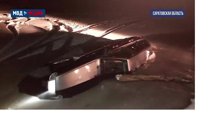 В Саратовской области полицейские спасли заблокированного в затонувшей машине мужчину