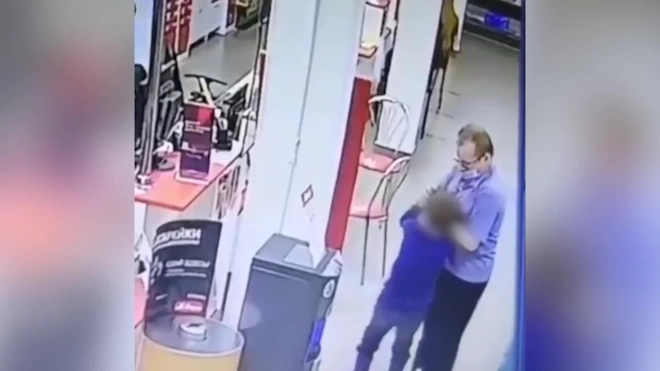 Во Владивостоке охранник магазина заломал ребенку руку