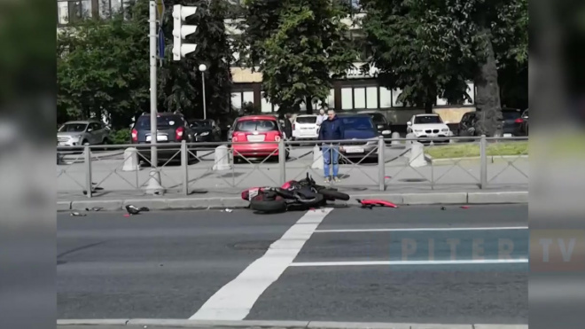 Видео: на перекрестке Стачек и Васи Алексеева сбили мотоциклиста 