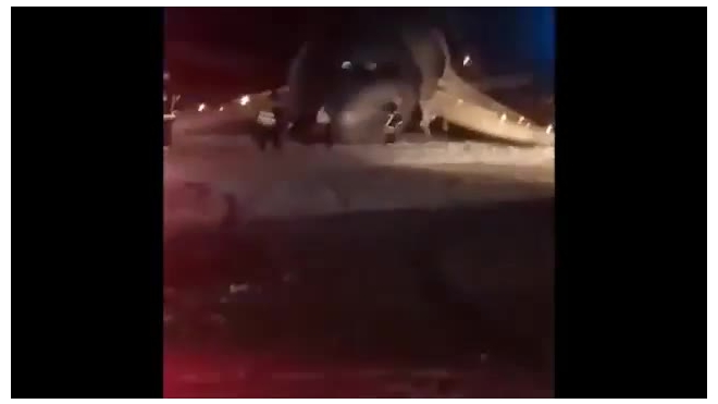 Появилось видео севшего на "брюхо" самолета в Калининграде