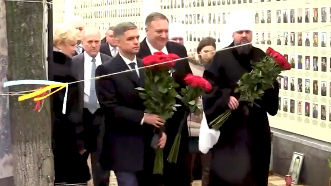Майк Помпео в Киеве возложил цветы к мемориалу "Стена памяти погибших за Украину"