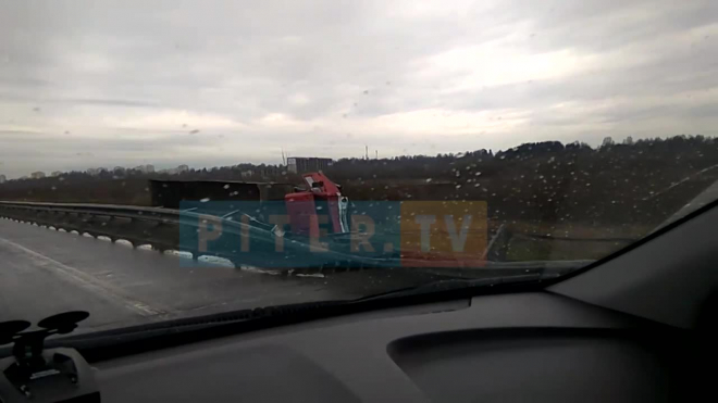 Видео: на КАД перевернулся грузовик