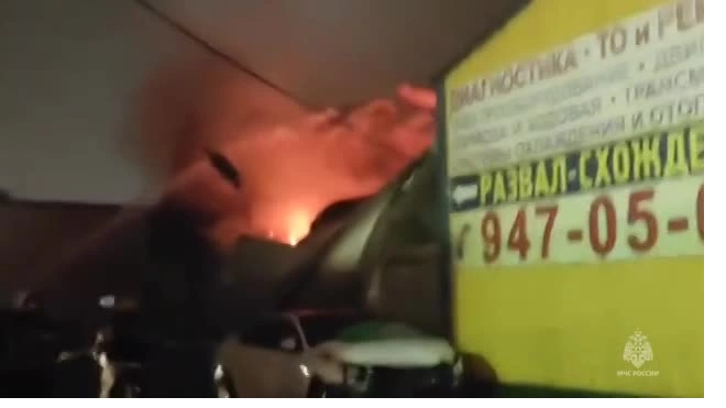 На Фучика вспыхнуло здание автосервиса