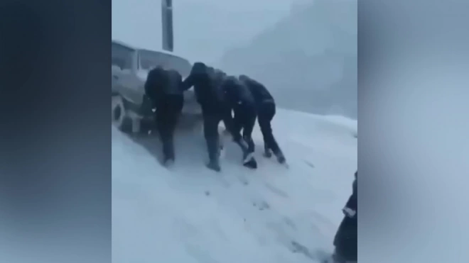В Сети появилось видео, как женщины в Дагестане вытащили машину из озера