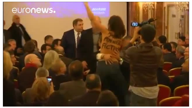 Появилось видео с голой активисткой Femen, пытавшейся сорвать выступление Ле Пен