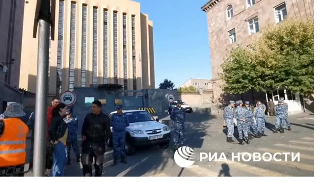 У посольства России в Ереване усилили меры безопасности