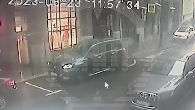 Опубликовано видео с моментом обрушения бетонной плиты на "мерседес" и "тойоту" в Москве