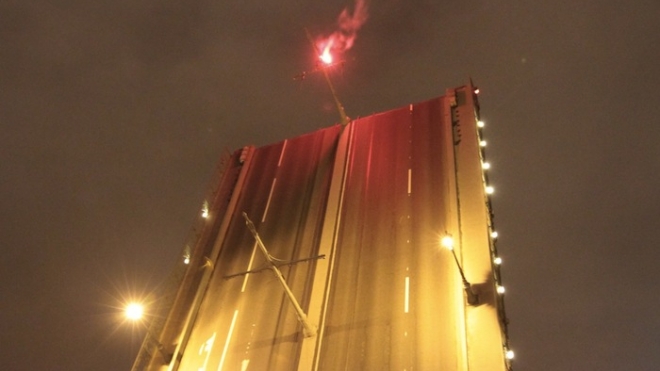 Экстремал "зажег" на разведенном мосту, прервав навигацию на Неве