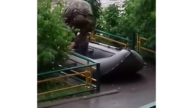 Житель Подмосковья устроил «рыбалку» на затопленных улицах
