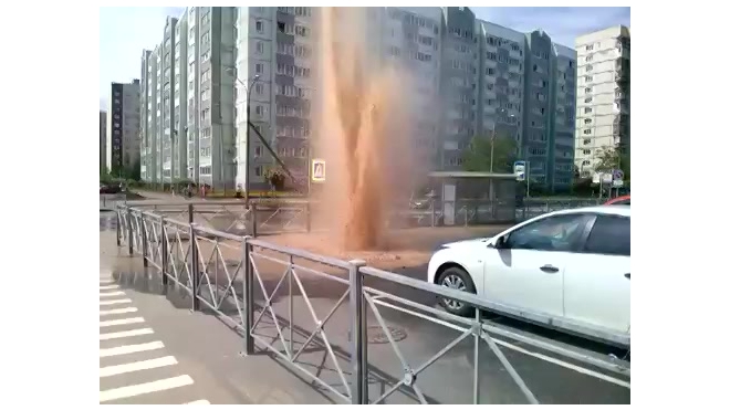 На парковке в Колпино забил 20-метровый фонтан горячей воды
