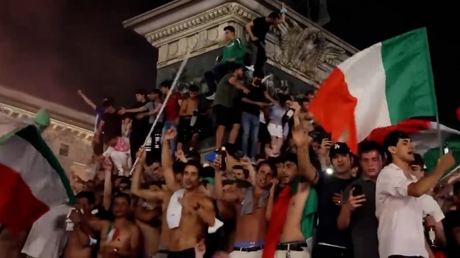 В Милане во время празднования победы сборной Италии на Евро пострадали 15 человек 