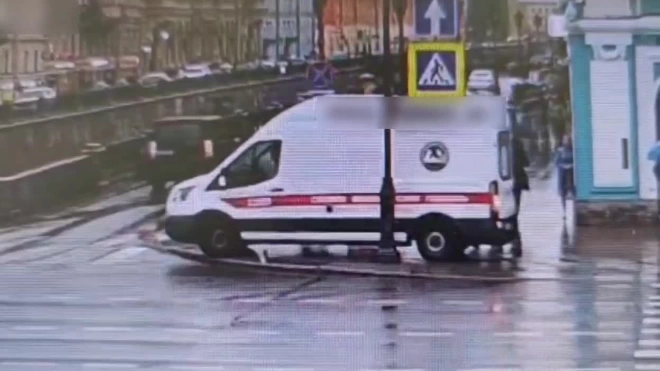 Видео: скорая задела светофор у Аничкова моста, когда забирала пациента