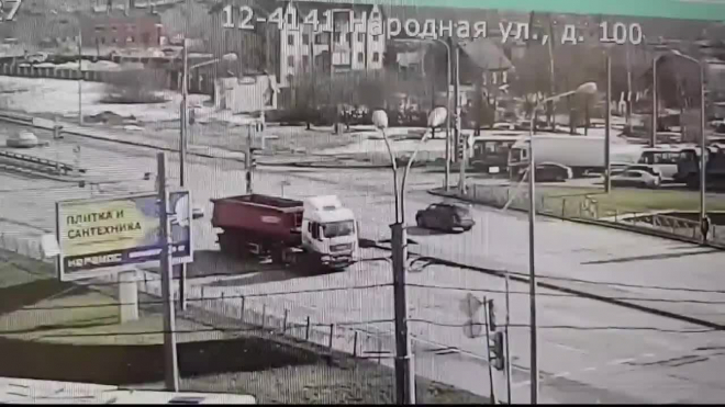 Видео: на Народной фургон протаранил маршрутку