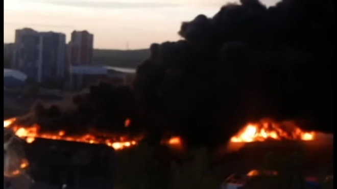 Во время крупного пожара в автосалоне в Кемерово пострадали 3 человека