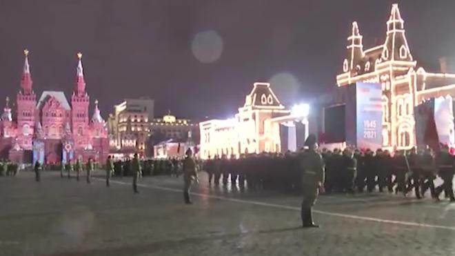 Минобороны опубликовало видео ночной репетиции парада на Красной площади