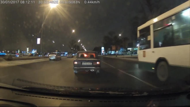 Видео: невнимательная дама протаранила полицейское авто