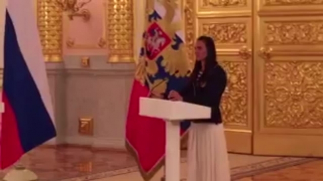 Слезы Елены Исинбаевой попали на видео и растрогали россиян
