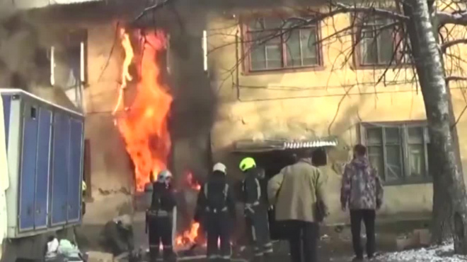 Сотрудники ДПС ГИБДД спасли людей из горящего дома в Подмосковье