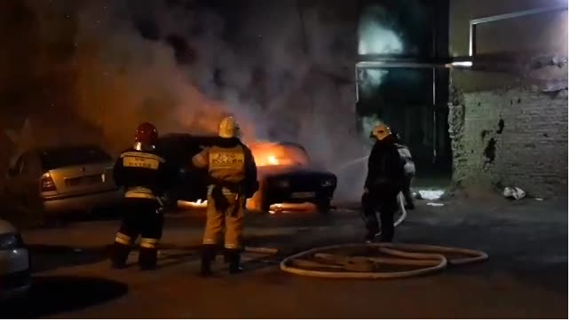 На Херсонской улице сгорели ВАЗ и "Фольксваген"