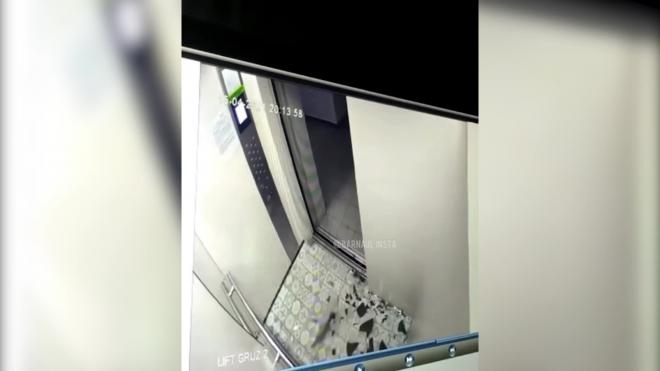 В Барнауле на ребенка едва не обрушилось зеркало в лифте