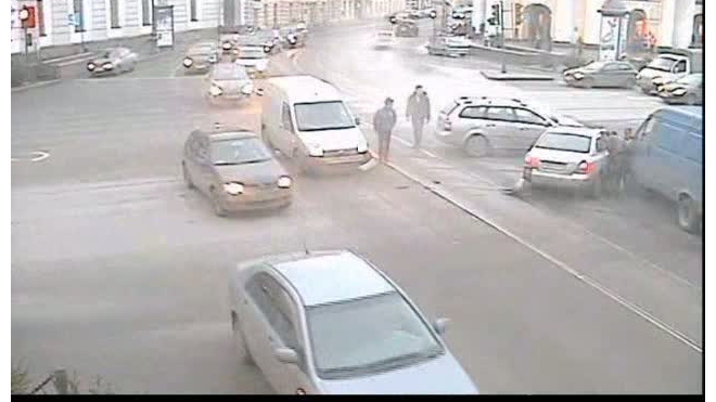 Гонщик на "Hyundai" атаковал на Невском сразу три машины  