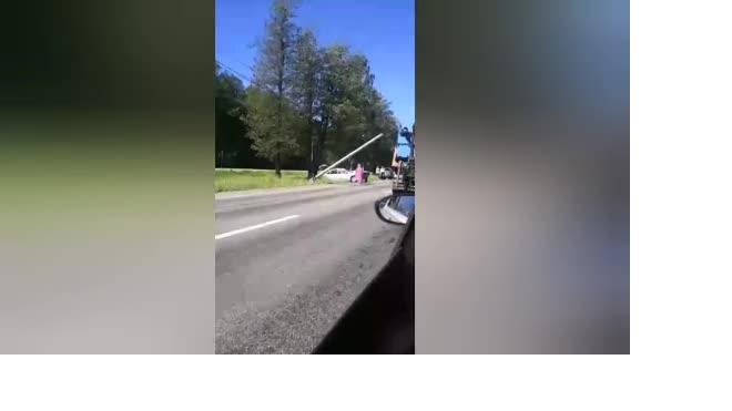 Автомобиль влетел столб на Приморском шоссе 