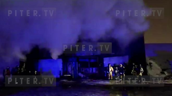 Загорелось здание на Калининской овощебазе в Петербурге