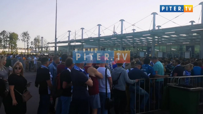 Видео: перед матчем "Зенита" у "Газпром Арены" выстроилась очередь