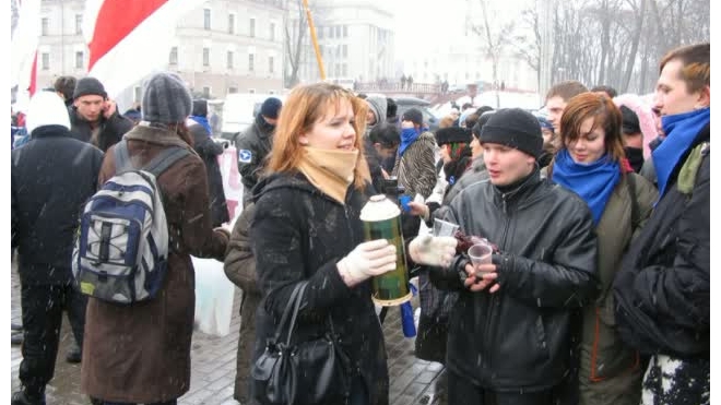 Полиция запретила митингующим согреваться горячим чаем