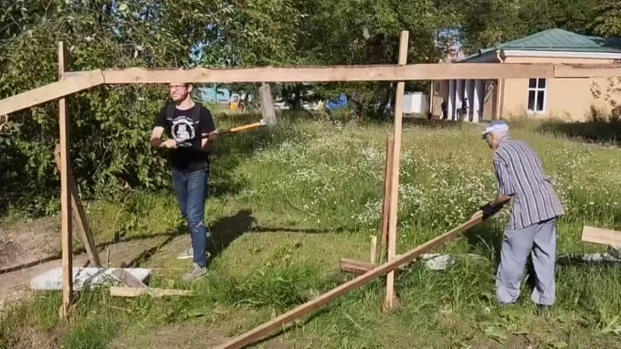 Активисты из Петроградского района демонтировали незаконно построенный забор в Лопухинском саду