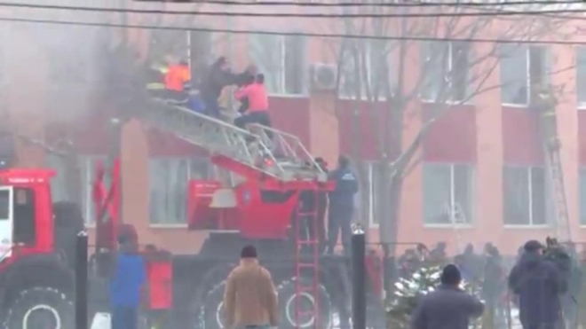 Видео: пожарные спасают детей из горящего лицея №14 в Ростове