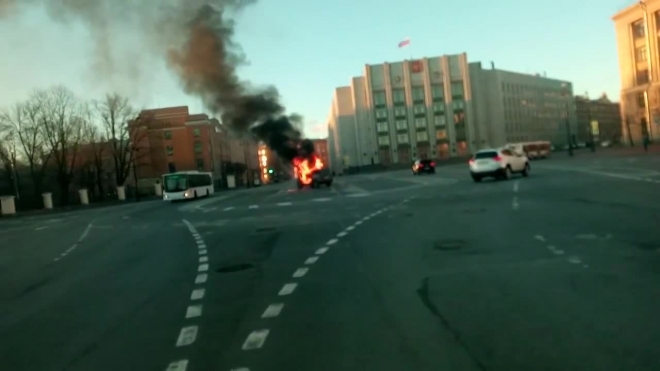 Полицейские выяснят, кто и зачем сжег "Ниву" у Смольного