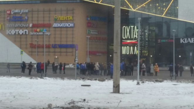 Очевидцы: в Петербурге снова эвакуировали Охта-Молл