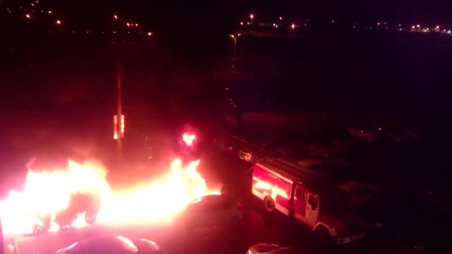 Появилось видео поджога четырех припаркованных машин в Шушарах