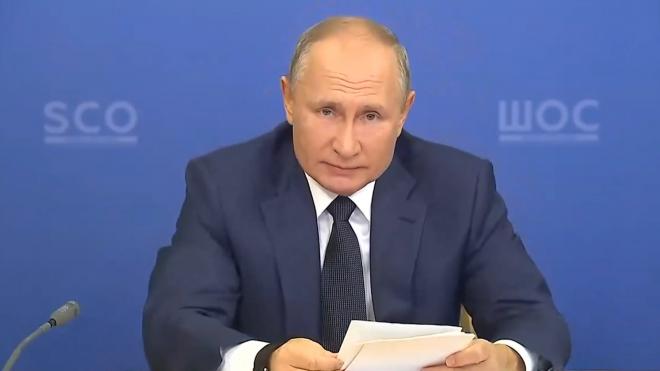Путин назвал недопустимыми попытки навязать Белоруссии извне "те или иные решения"