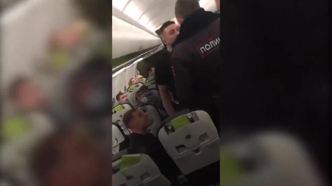 Дебош пьяных пассажиров и драку с полицейскими на борту самолета сняли на видео