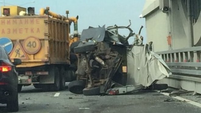 ДТП на дамбе: два трупа вылетели под колеса автомобилей на КАД в аварии бетономешалки и катафалка