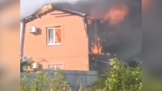 Частный дом в Таганроге загорелся из-за падения беспилотника