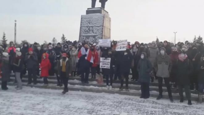В Красноярске на незаконной акции появился флаг белорусской оппозиции